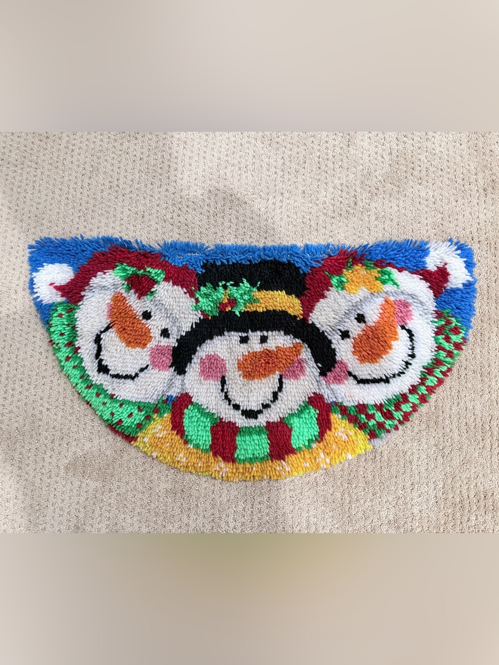 Caron Wonderart Snowman
Latch Hook Rug Half Round Xmas
Decor